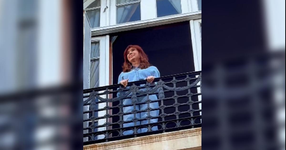 Cristina Kirchner salió al balcón a saludar a los estudiantes