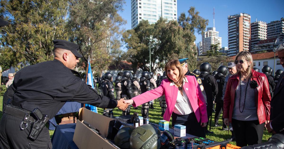Bullrich- Cada inversioacuten en equipamiento es un mensaje de firmeza ante quienes amenazan la paz social