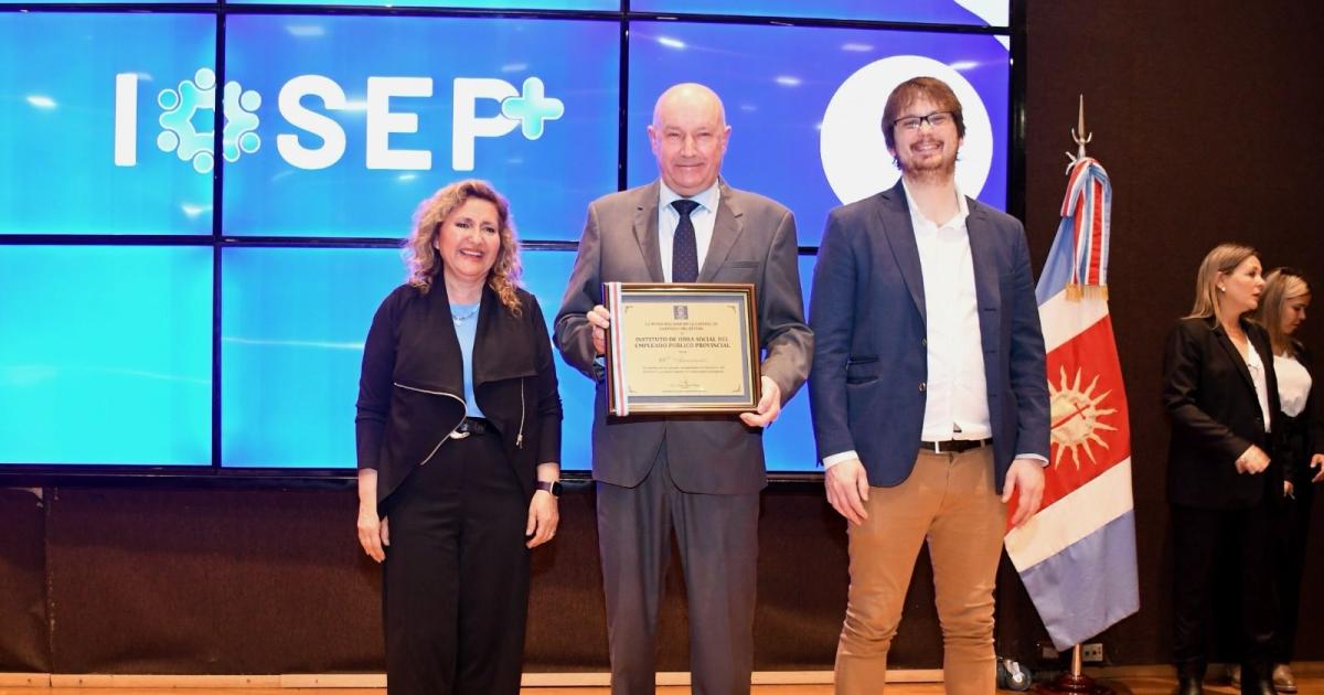 Fuentes participoacute del acto central por el 60deg aniversario del Iosep