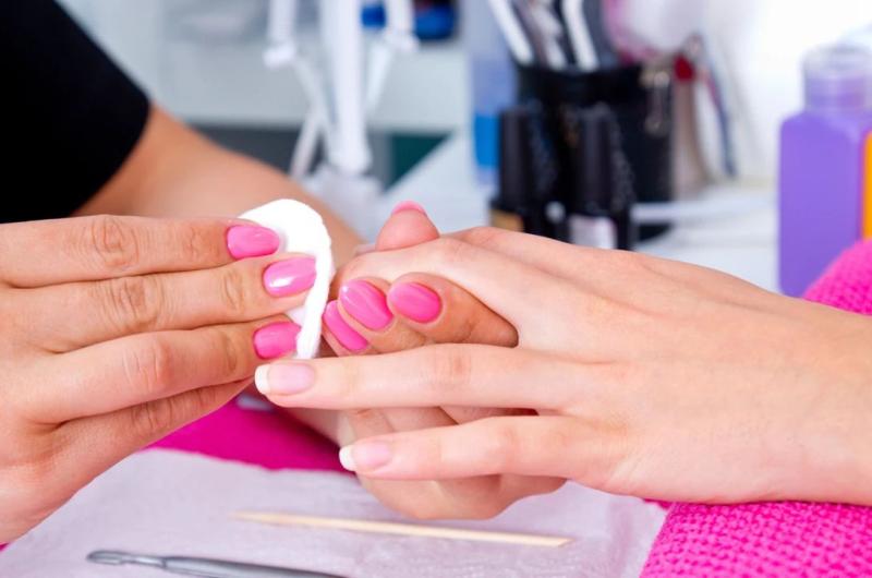 RIESGO El procedimiento realizado de manera constante debilita a la uña y deja lugar al ingreso de los hongos que generan infección