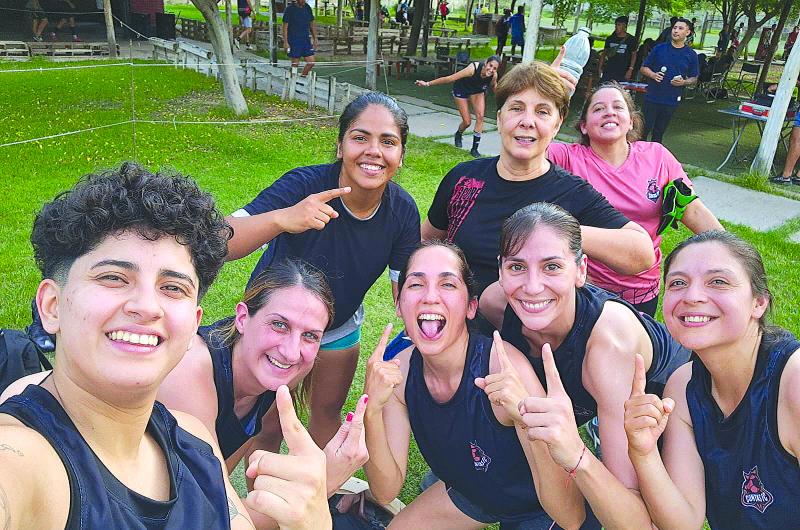 Es profesora de secundaria y a sus 56 antildeos sigue jugando fuacutetbol femenino