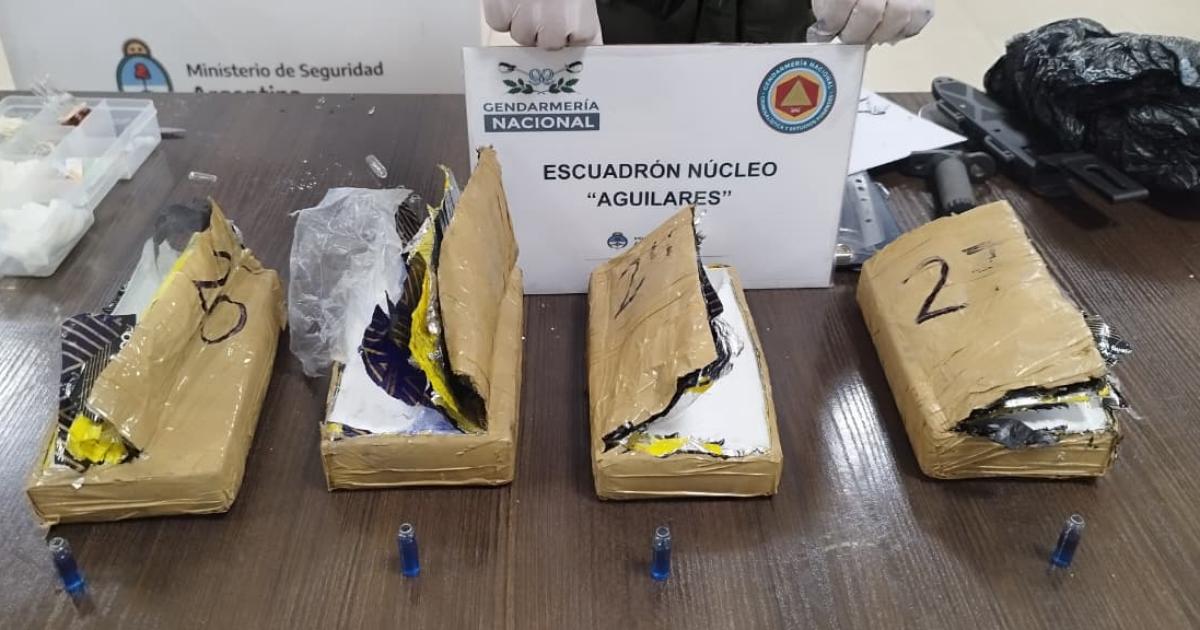 Tres hombres intentaron trasladar 43 kilos de cocaiacutena dentro de los paneles laterales de la caja de una camioneta