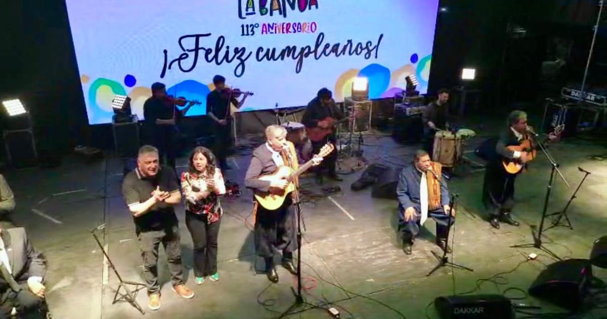 Roger Nediani junto a Los Manseros Santiagueños