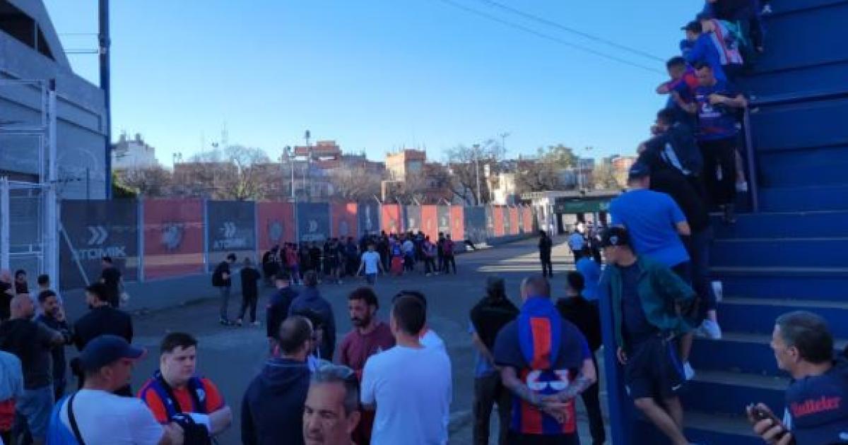 ESCENARIO EN LA REUNIÓN SE DECIDIÓ CONFORMAR UNA COMISIÓN TRANSITORIA PARA CONVOCAR A ELECCIONES ANTICIPADAS