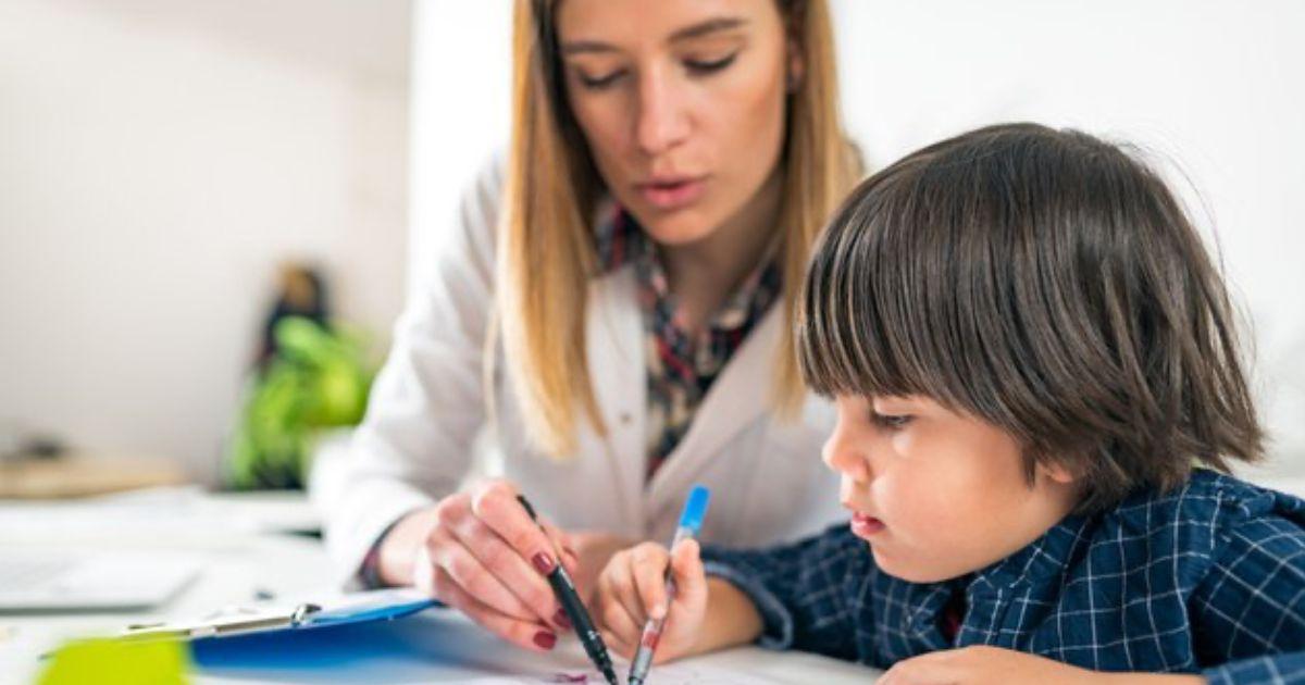 Diacutea del Psicopedagogo- una profesioacuten clave frente a los desafiacuteos actuales de la educacioacuten y la sociedad