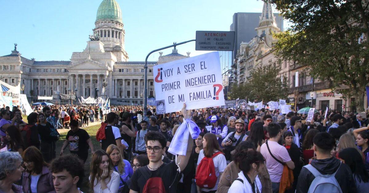 La marcha congrega a estudiantes y médicos del Garrahan