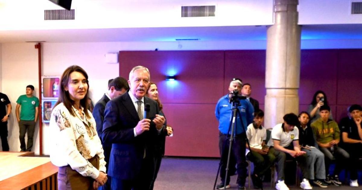 Eliacuteas Suaacuterez- Los joacutevenes deben prepararse para ser protagonistas