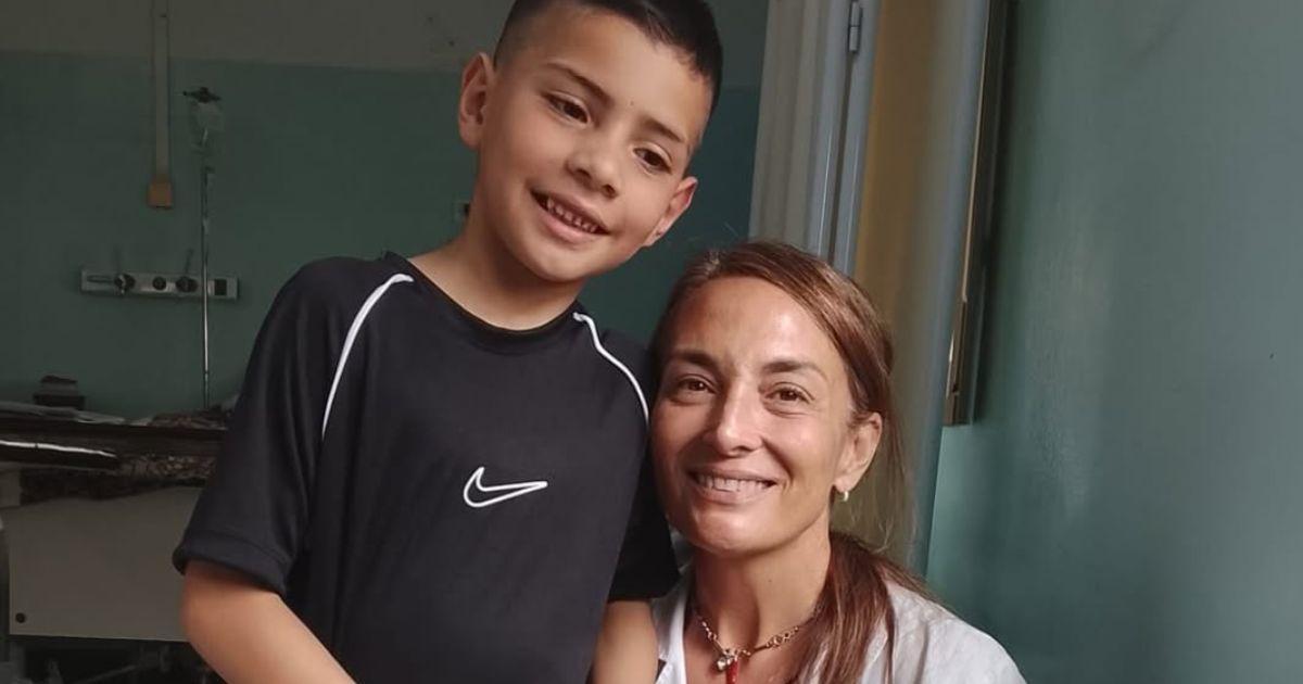La profesional junto al pequeño que fue operado en el hospital Regional