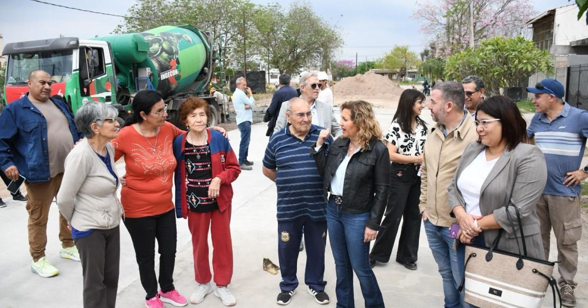 Fuentes supervisó la pavimentación en el barrio Ejército Argentino - Foto- Prensa de la Municipalidad