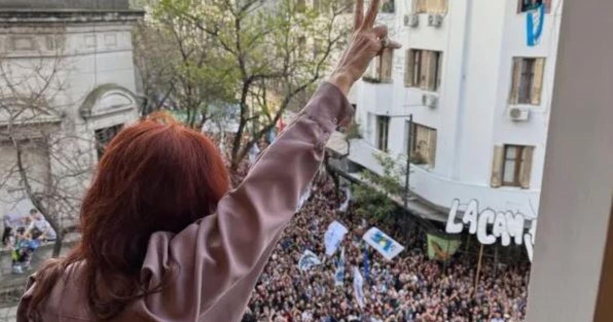 Cristina salioacute al balcoacuten para celebrar el rechazo del veto de Milei- El pueblo no cambia de ideas