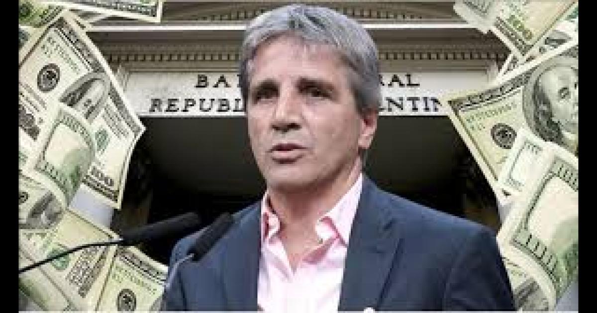 El doacutelar perforoacute la banda el BCRA vendioacute y cayeron acciones 