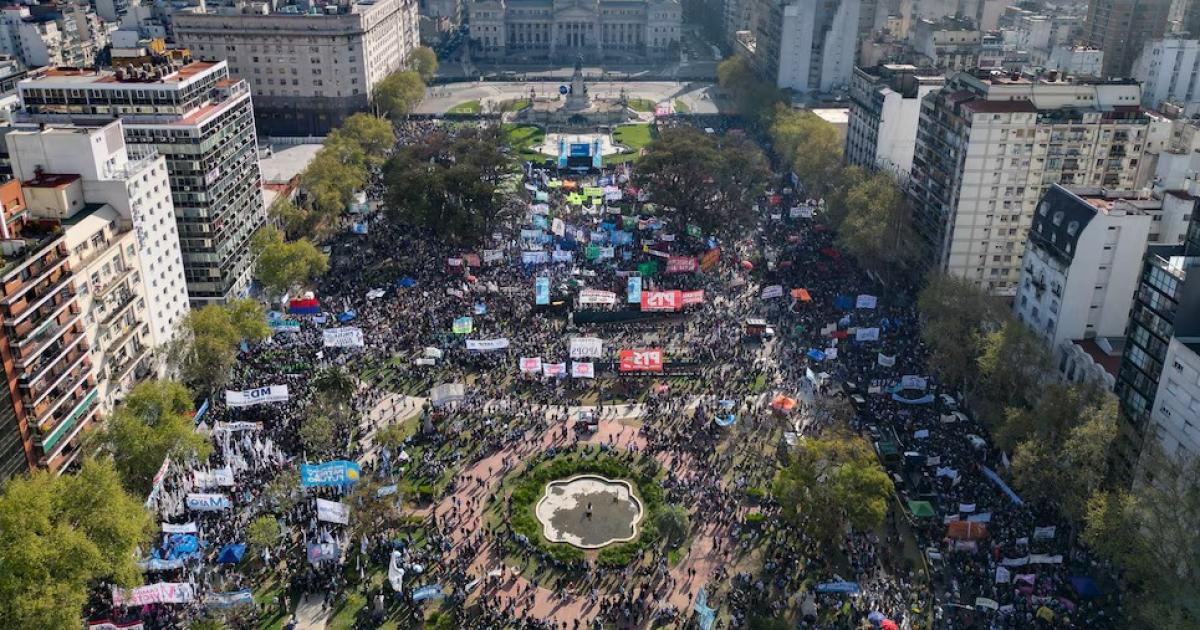 La tercera Marcha Federal Universitaria se hizo sentir en Santiago y en todo el paiacutes