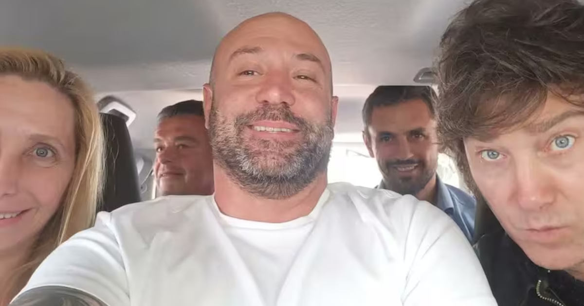 Diego Spagnuolo con los hermanos Milei y Martín Menem durante la campaña de 2023