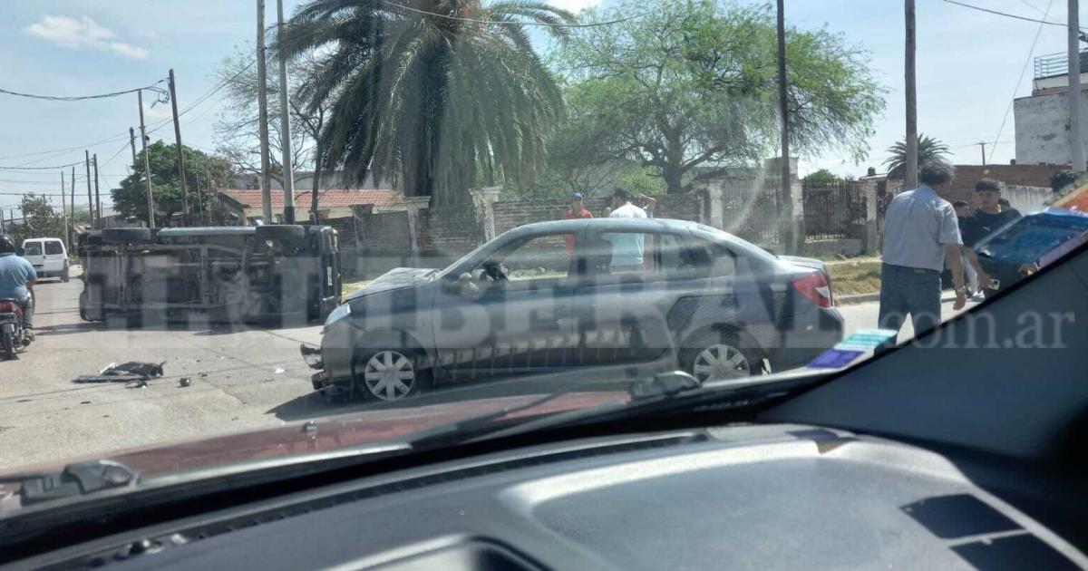 Violento choque y vuelco en zona oeste- una camioneta terminoacute de costado sobre el asfalto