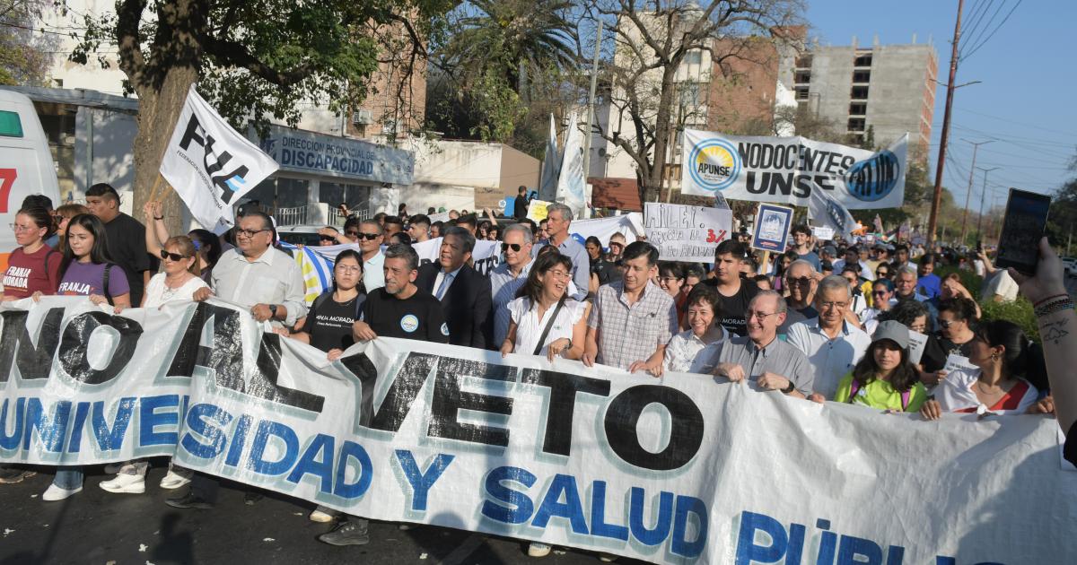 Una inmensa columna recorrió la Avda Belgrano - Foto- EL LIBERAL