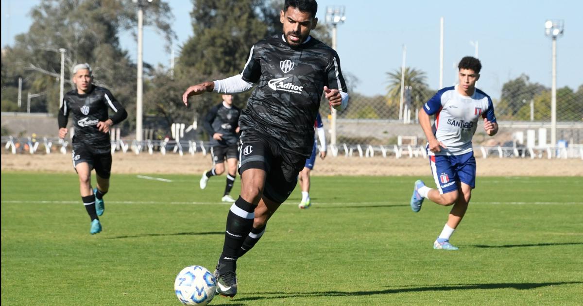 VUELVE Santiago Moyano cuenta con chances concretas de volver a la titularidad ante Boca aunque el DT Omar De Felippe an no lo confirmó