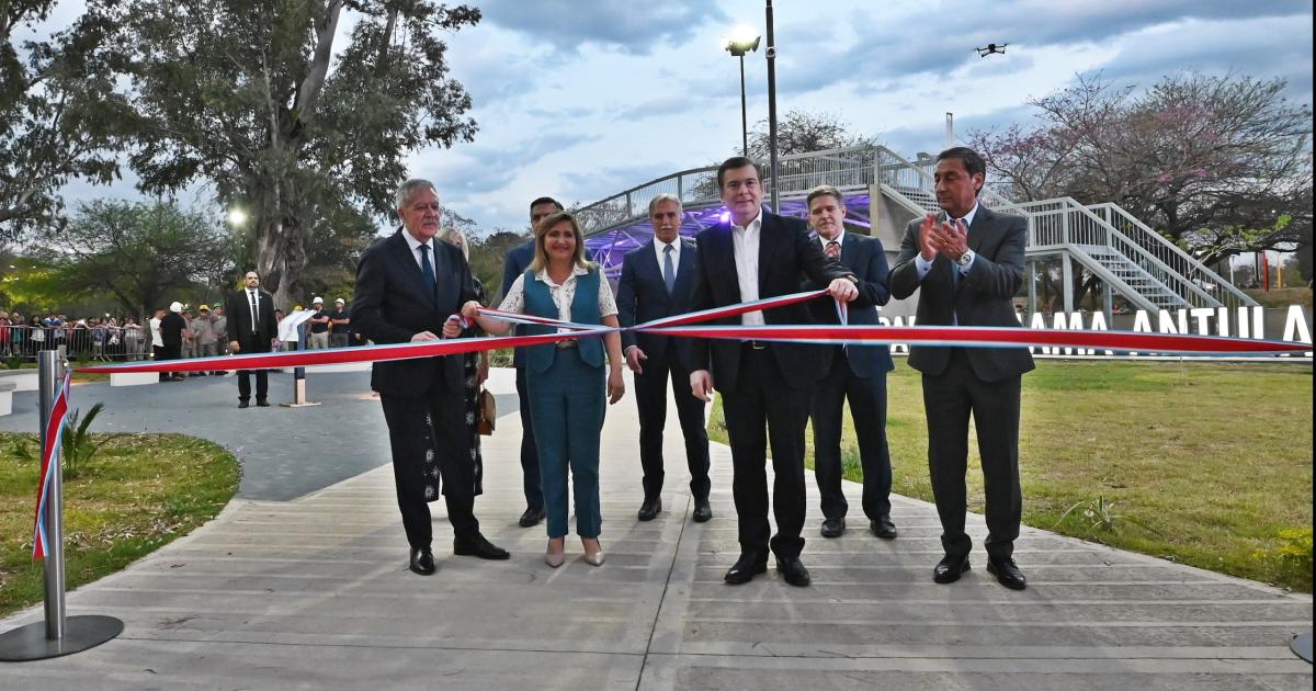 El gobernador Gerardo Zamora y la intendente Fuentes inauguraron el Parque Mama Antula