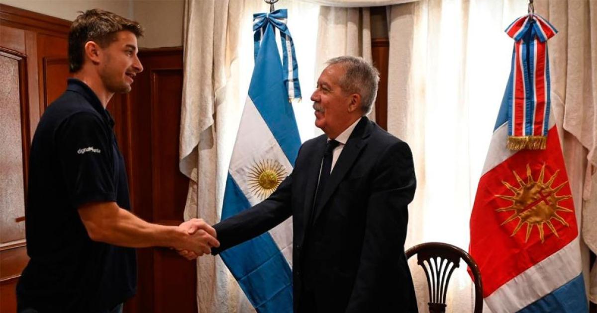 Eliacuteas Suaacuterez firmoacute un convenio con la Fundacioacuten Dignamente