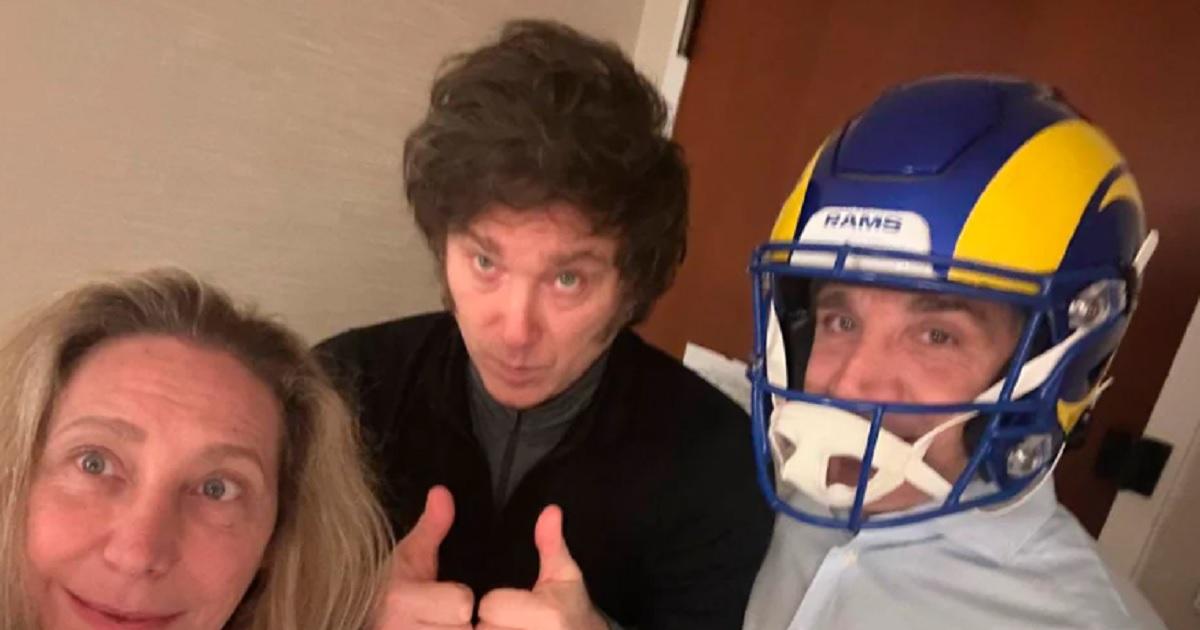 Karina y Javier Milei junto al ministro Luis Caputo con casco casi una paradoja del tenso momento actual - Foto- NA