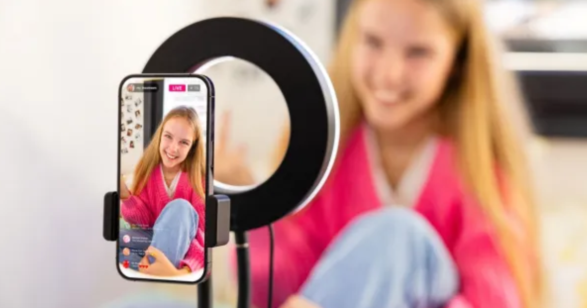 Especialistas advierten sobre la peligrosidad del excesivo uso de TikTok en los adolescentes (Foto- Kaspars Grinvalds  Shutterstock)