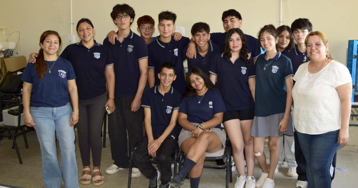 Javier Villa y Carolina Farías junto a docentes y compañeros posan para la instantnea para EL LIBERAL