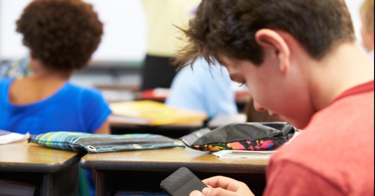 Prohiacuteben el uso de celulares en las escuelas primarias a partir de 2026