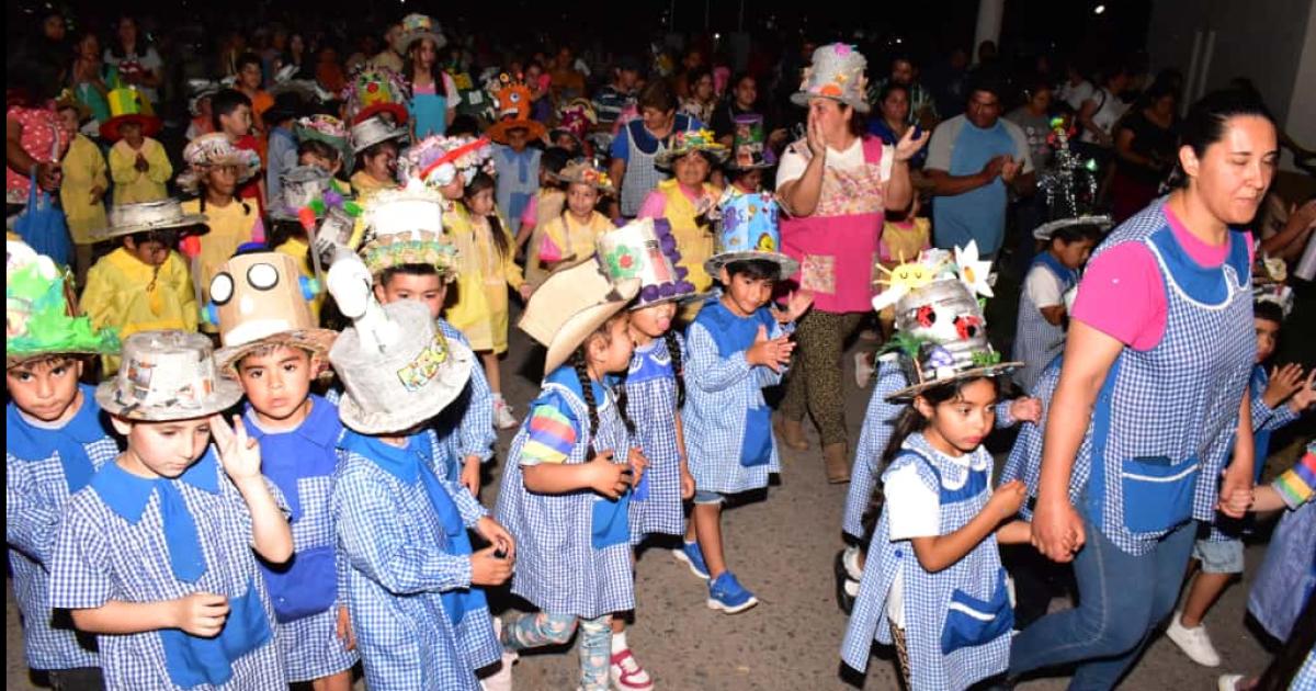 Se concretoacute el desfile de sombreros ecoloacutegicos de jardineritos de Fernaacutendez