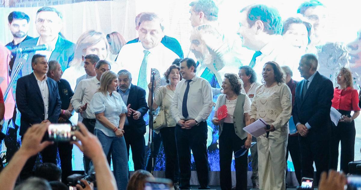 Gerardo Zamora participoacute de la fiesta por el Diacutea del Jubilado 