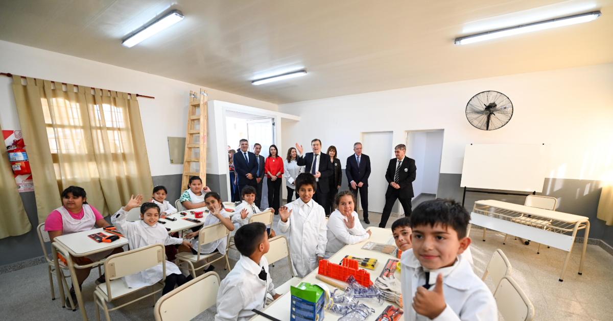 Zamora inauguroacute el renovado edificio de la nueva escuela Ndeg 341 Onofre Perillo de La Banda