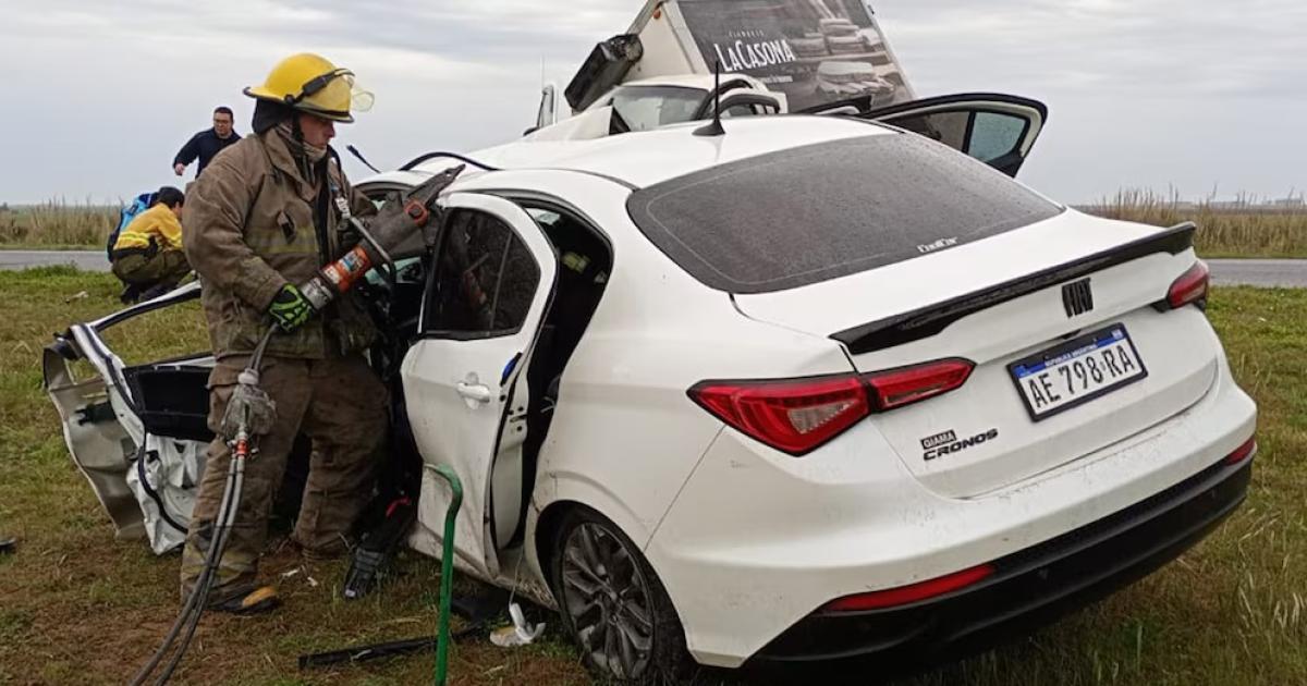 Traacutegico accidente en la Ruta 11- murioacute un meacutedico en choque frontal entre un auto y una camioneta
