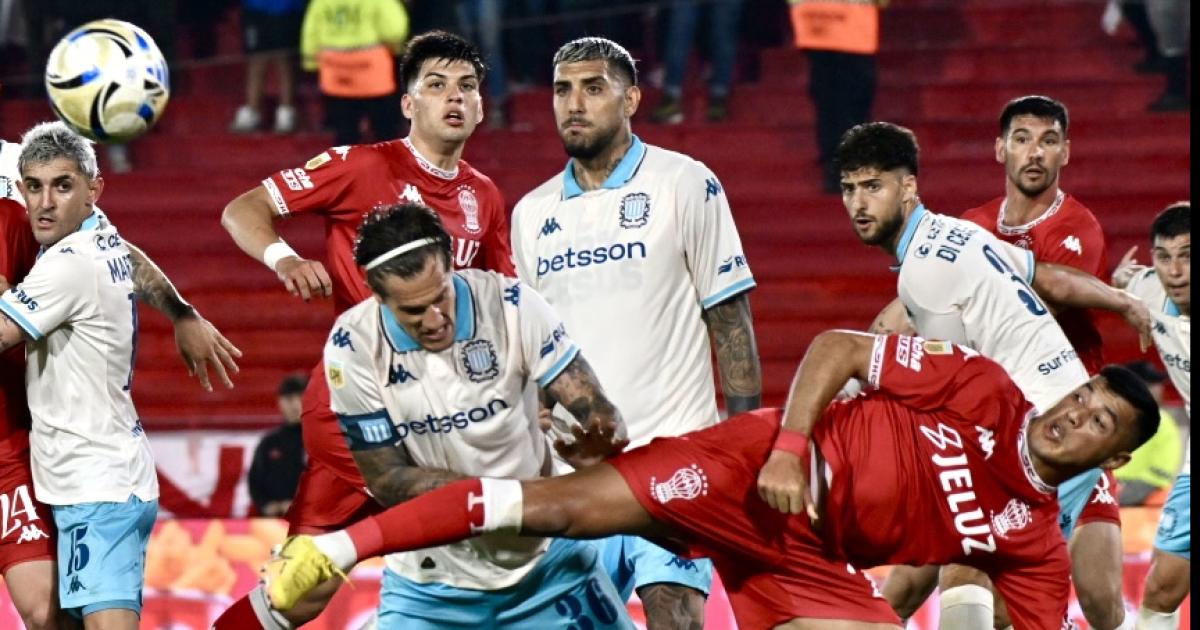 Racing sigue dulce- vencioacute 2 a 0 a Huracaacuten en el Ducoacute