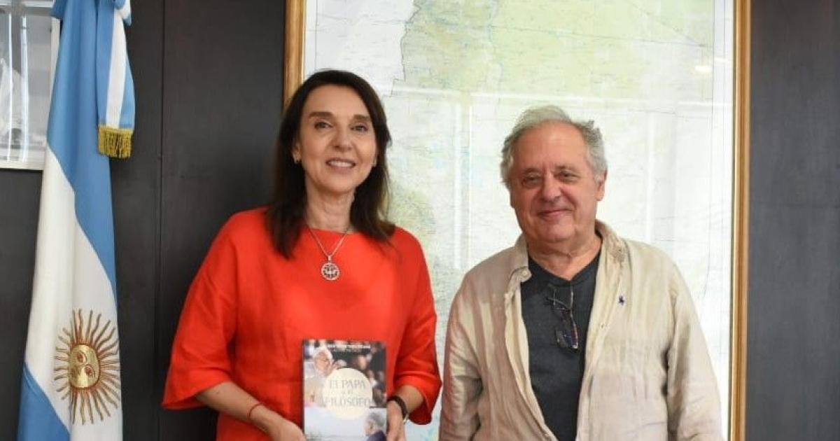 ENCUENTRO La ministra Mariela Nassif recibió el ejemplar de Metalli