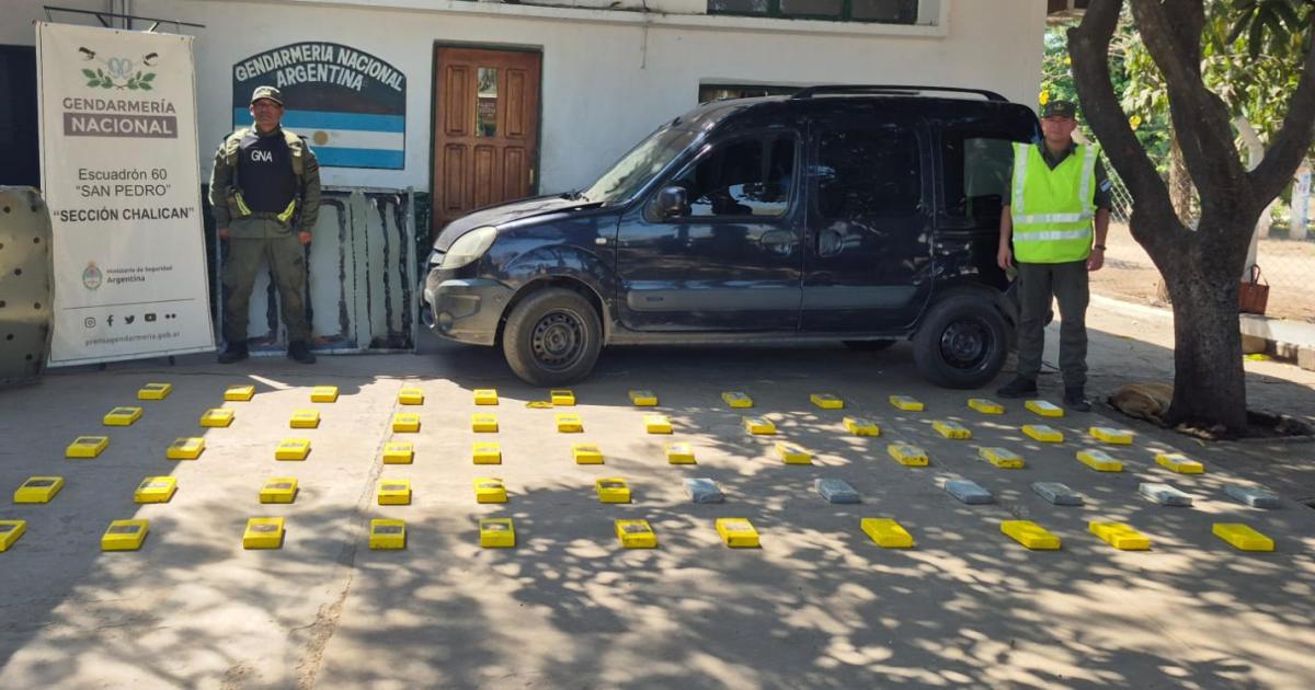  Gendarmeriacutea secuestroacute maacutes de 61 kilos de cocaiacutena escondida en una camioneta
