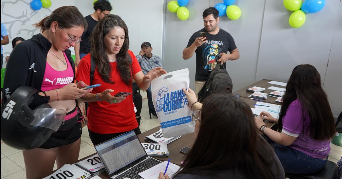 Comenzoacute con eacutexito la entrega de los kits y las acreditaciones para La Banda Corre