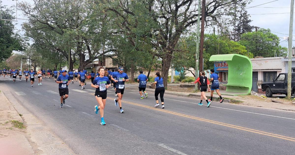 Cientos de atletas participan de la nueva edicioacuten La Banda Corre