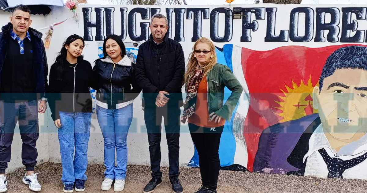 En una ceremonia emotiva estuvieron presentes las hijas de HuguitoBrisa y Julieta junto al Comisionado Municipal Marcos Tenaglia (Foto- EL LIBERAL)