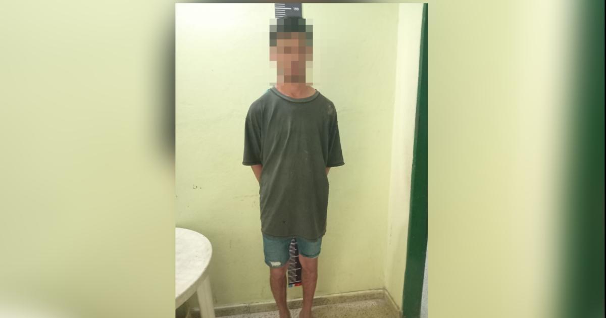 Teniacutea pedido de captura por un robo y fue detenido en un barrio bandentildeo 