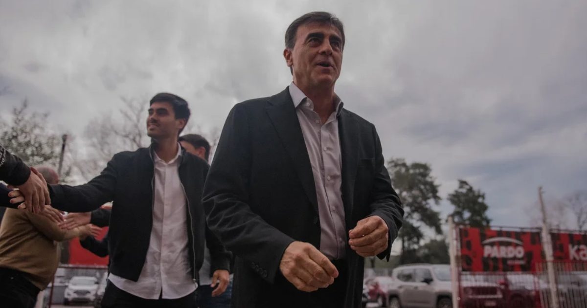 Gustavo Quinteros firmó contrato hasta diciembre de 2026 (Foto- prensa CAI)
