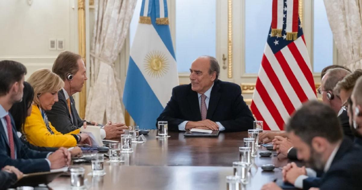  Francos encabezó la reunión con congresistas de EEUU y Milei hizo una aparición breve - Foto- NA