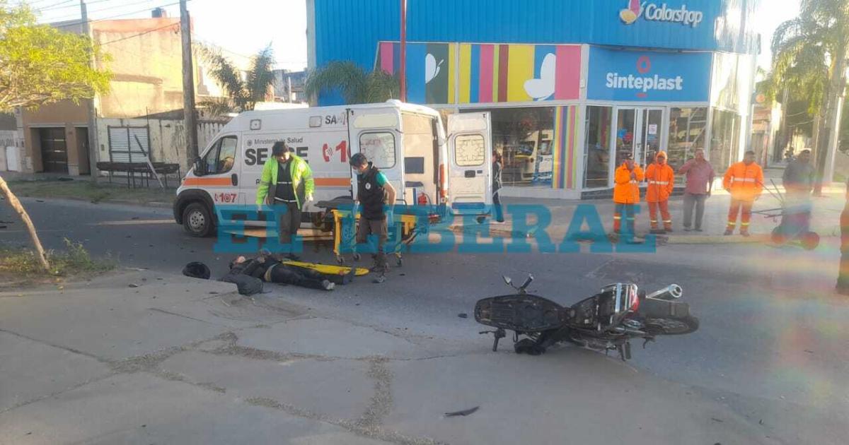 Motociclista fue hospitalizado tras un fuerte choque con un auto