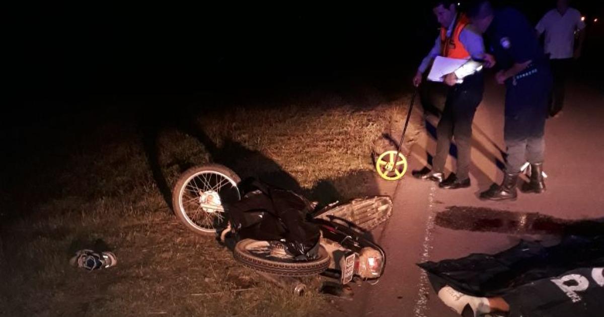 Choque frontal de motocicletas terminoacute con uno de sus conductores muerto
