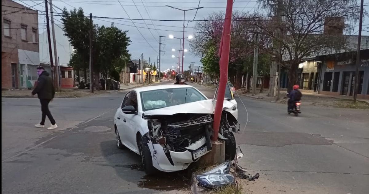 Alcoholizado estrelloacute su automoacutevil en un poste del alumbrado puacuteblico
