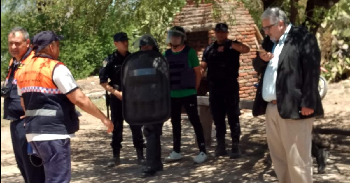 FURIA Y DOLOR- En la reconstrucción Gómez usó un casco La gente lo insultó durante todo el procedimiento