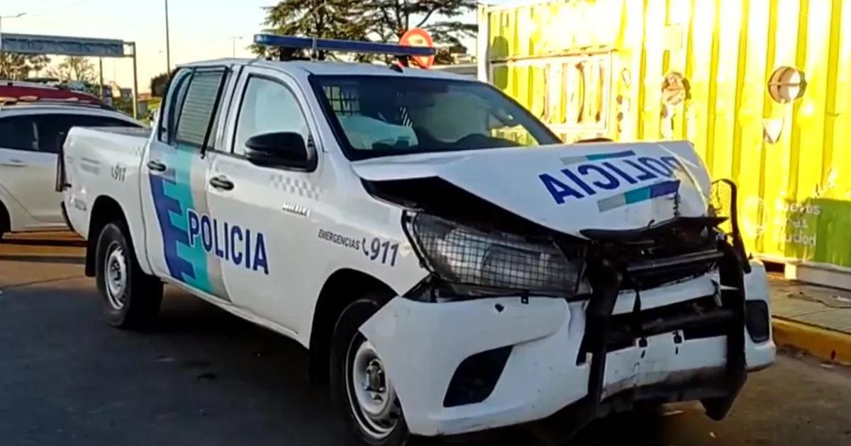 Dos patrulleros chocaron en una persecucioacuten- hay cuatro policiacuteas heridos