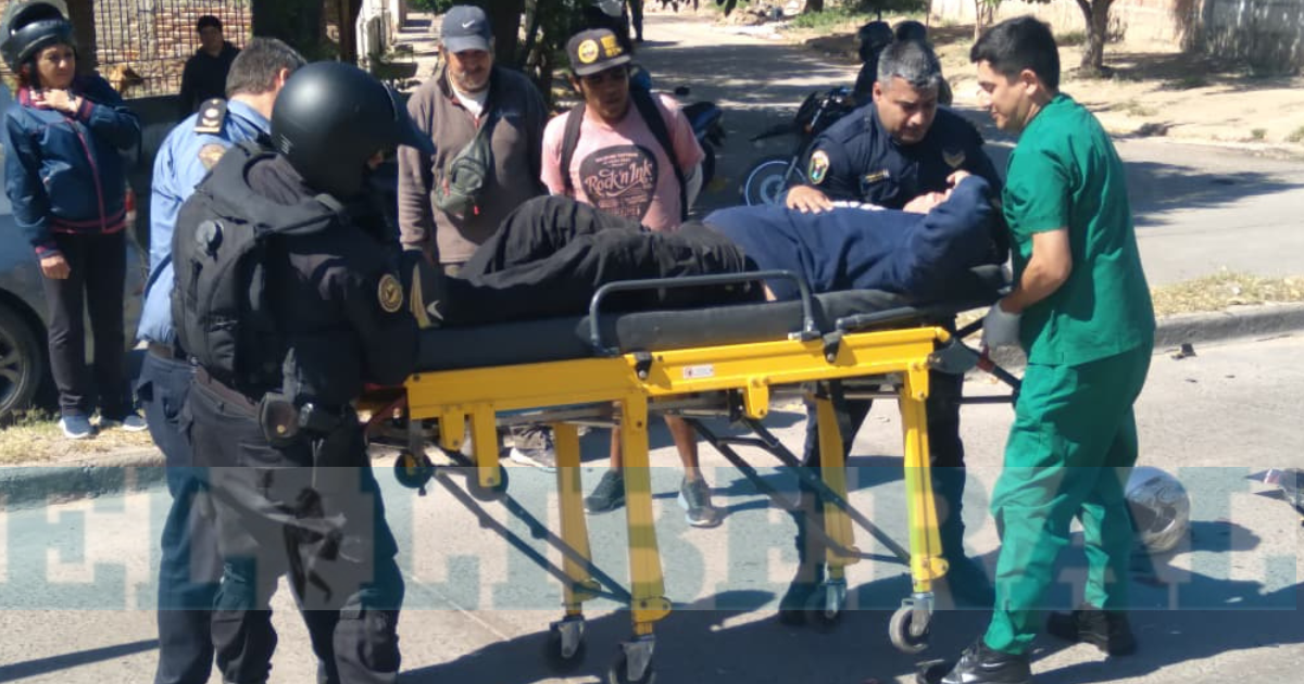 El conductor de la moto fue trasladado al Hospital Regional con heridas de diversa consideración (Foto- EL LIBERAL)