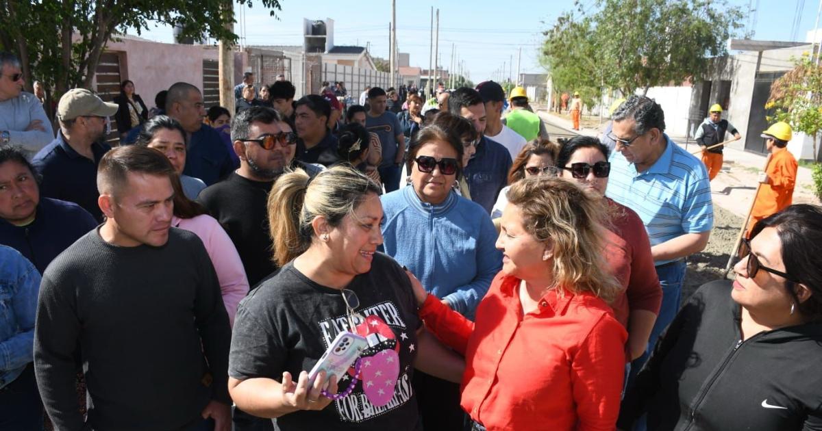 Fuentes supervisoacute los trabajos de pavimentacioacuten en el barrio Neacutestor Kirchner