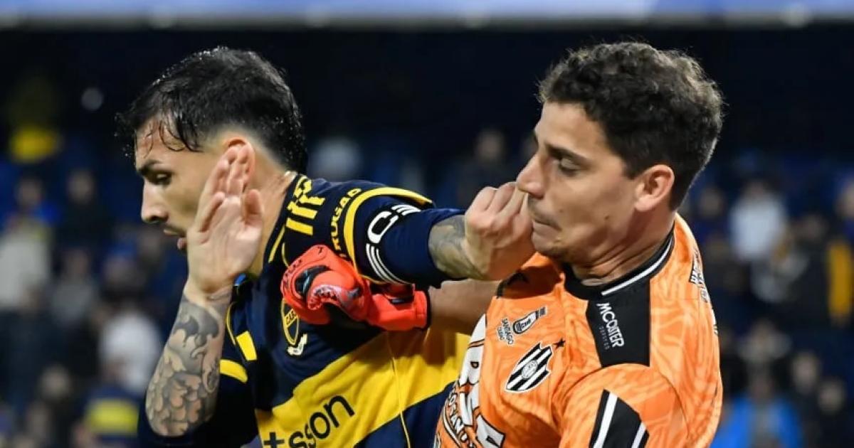 Alan Aguerre encendioacute la poleacutemica- A Paredes lo cuidan los aacuterbitros