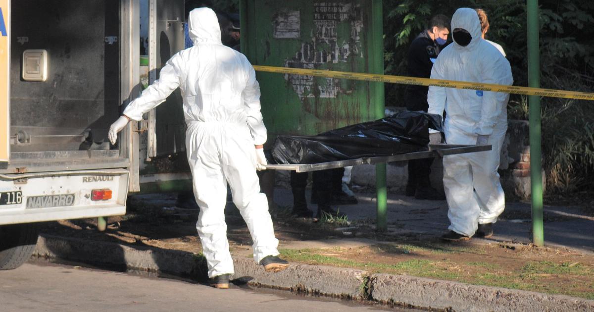 Lo hallan muerto con un disparo en el pecho e investigan las causas