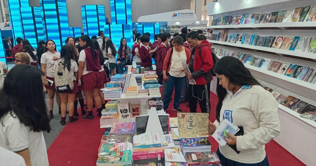 Jóvenes y adultos visitan los stand en la Feria del Libro