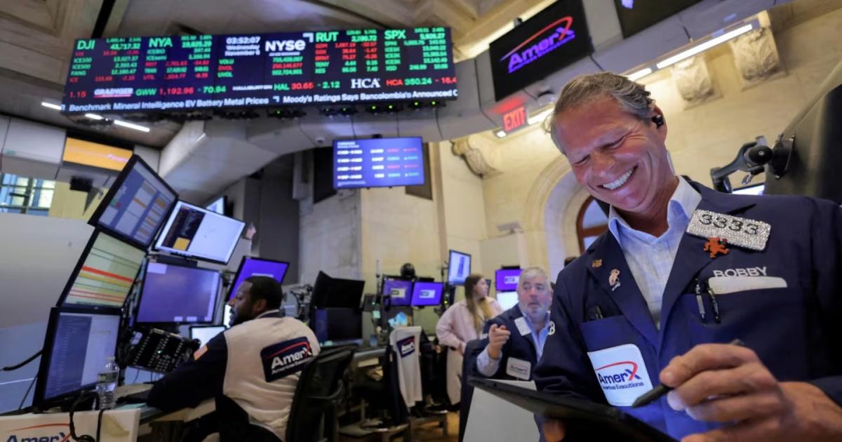 Cae el riesgo paiacutes a 900 y las acciones y los bonos argentinos suben hasta 8-en-porciento- en Wall Street